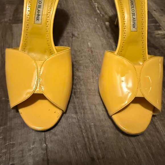 Manolo Blahnik Yellow Patent Leather Open-Toe Mules with Folded Vamp - Picture 2 of 6